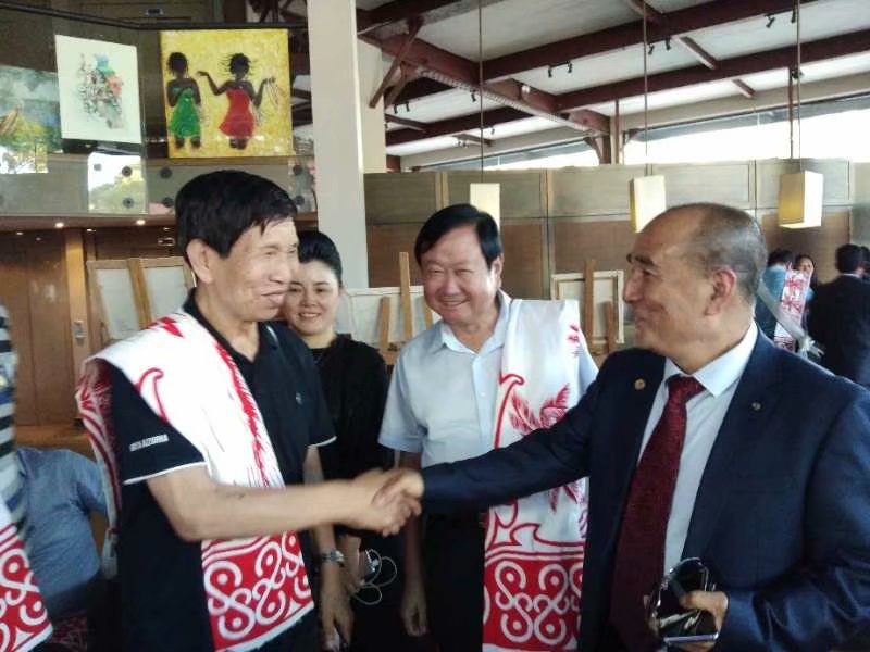 薛大夫参加一带一路活动，让中医走出国门。